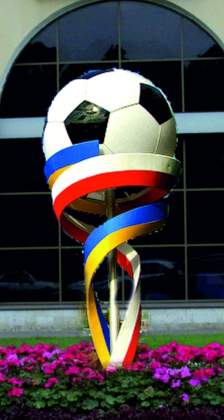 Футбольный МЯЧ с флагом, цветочница с декоративным мячом от производителя: завод городской уличной мебели Lora-Park