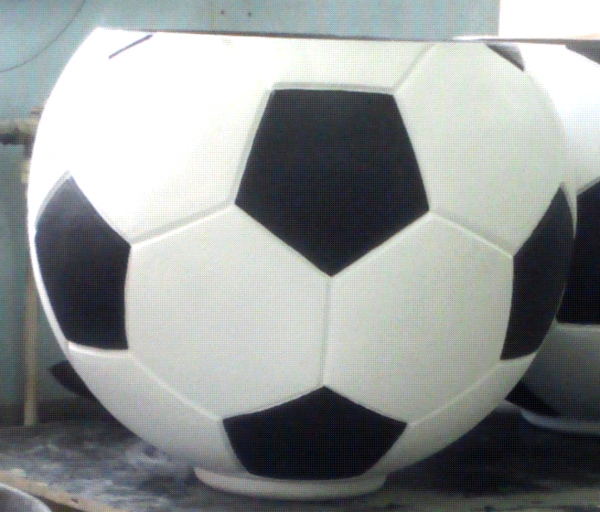 Футбольный мяч 700, вазон для цветов уличный стеклопластиковый  